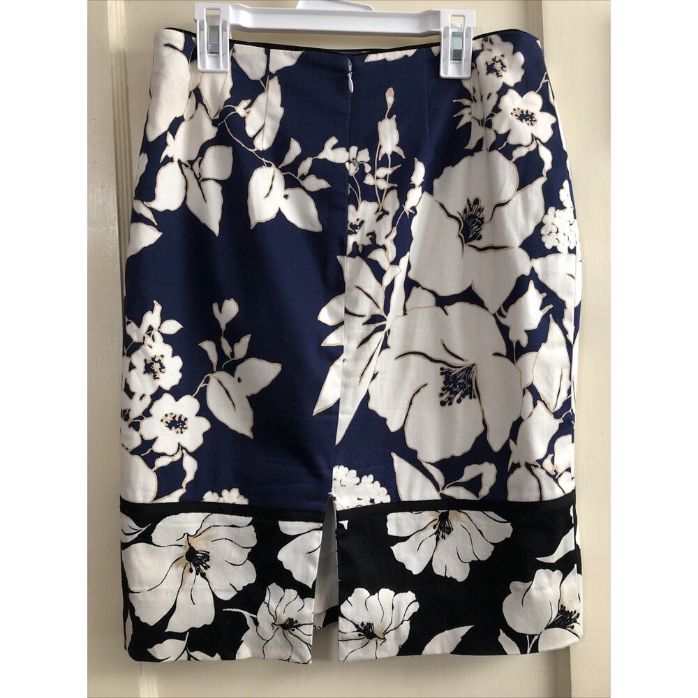 White House Black Market Black Navy Blue White Floral Pencil Skirt Size 4 Lined - Picture 2 of 7